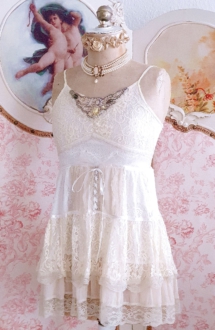 Spitzenkleid-Creme