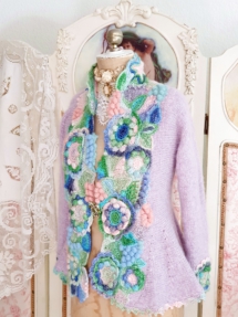 Strickjacke-Flieder-Bunte-Blumen