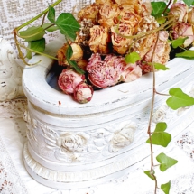 Jardiniere-mit-Rosen